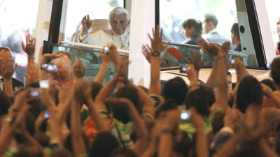Papa pide a jóvenes seguir a Jesús y a la Iglesia sin miedo