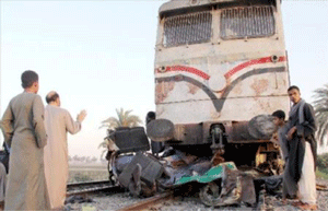 Un tren arrolló a un microbús escolar: mueren 50 niños