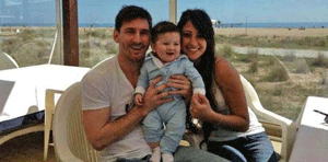 Messi presenta a su hijo a través de las redes sociales