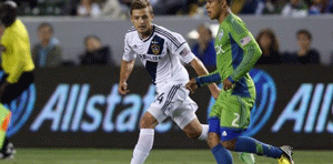MLS: Futbolista gay debuta y triunfa con el Galaxy
