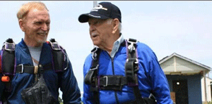 Anciano se lanza en paracaídas por bisnieto en Ohio