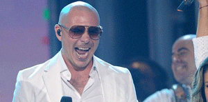 Pitbull saca el dedo malo para celebrar su grado universitario