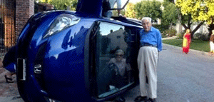 Imagen de viejitos posando en su carro volcado recorre el mundo