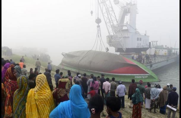 Naufragio de ferry en Bangladesh deja 69 muertos