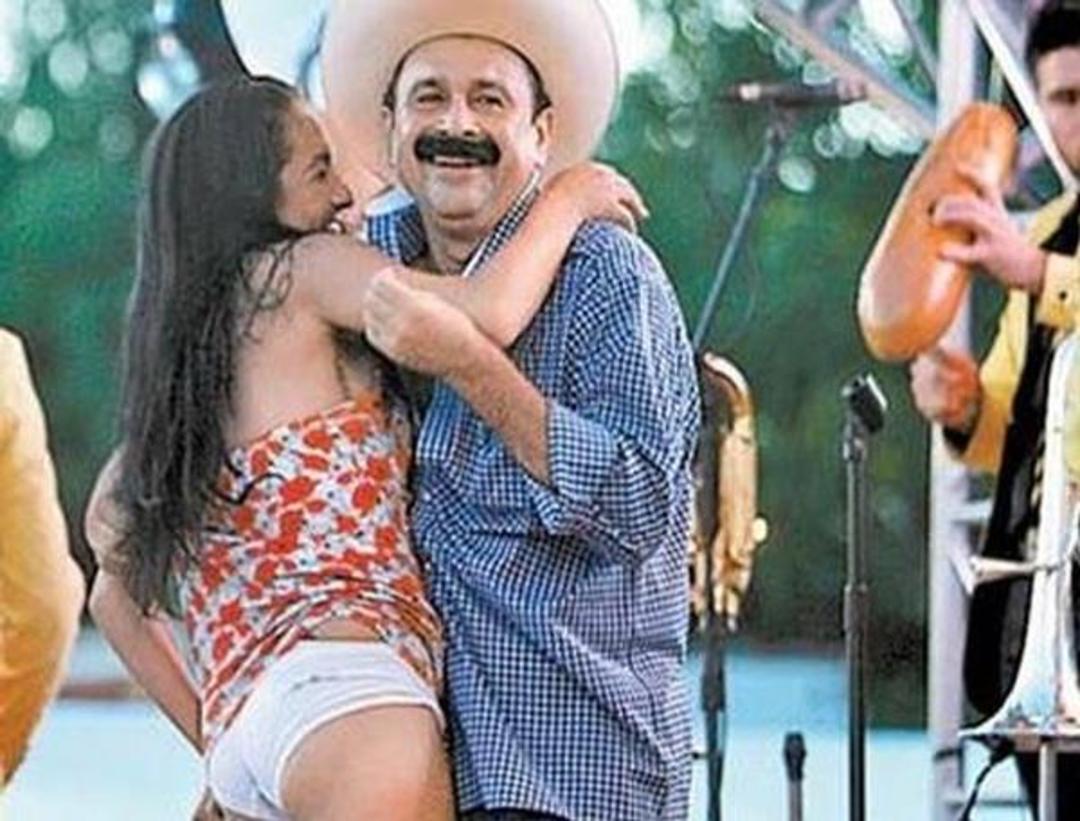 Alcalde mexicano le levanta el vestido a su pareja en pleno baile