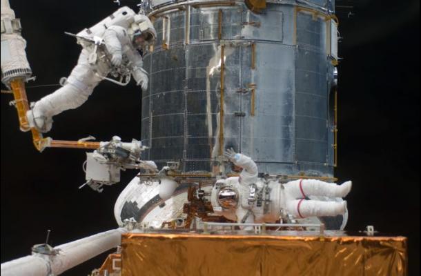 Subastan correa de mochila de astronauta que pisó la Luna