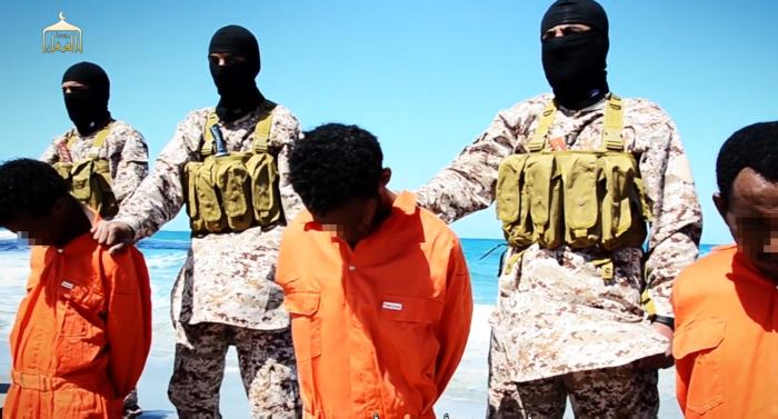 Video de Estado Islámico parece mostrar matanza de cristianos en Libia