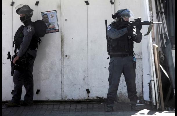 Policías israelíes matan a dos palestinos tras ser atacados