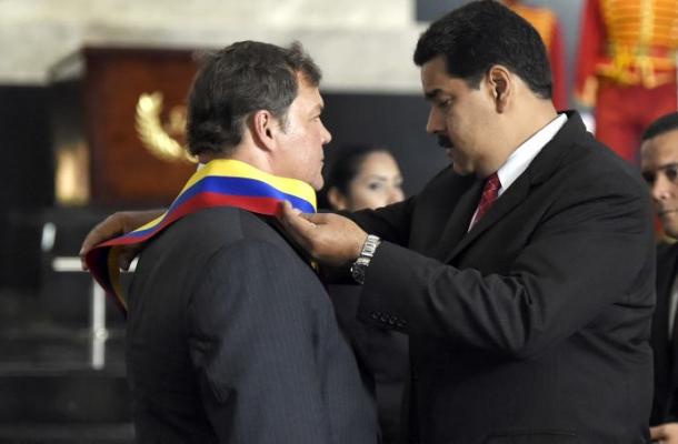 Maduro condecora a los cinco agentes cubanos liberados por Estados Unidos