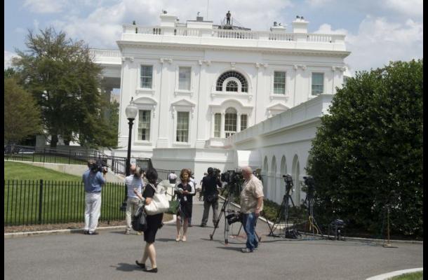 Desalojan sala de prensa de Casa Blanca por amenaza de bomba