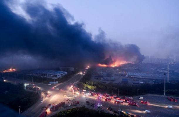 Al menos 44 muertos causan devastadoras explosiones en puerto de China