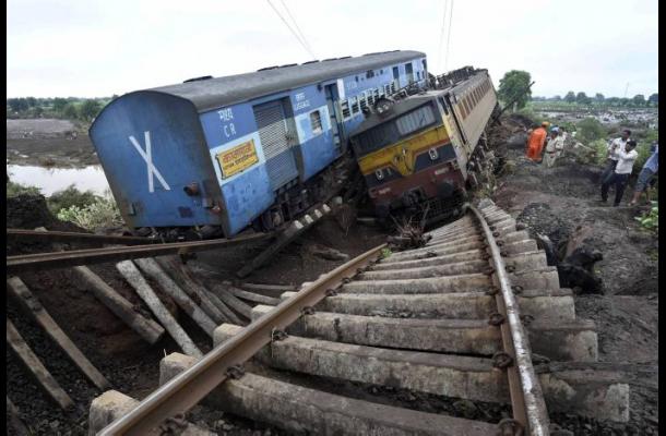 Al menos 27 muertos en India tras el descarrilamiento de dos trenes