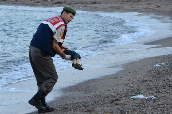 Estado Islámico utiliza imagen de niño ahogado que conmocionó al mundo como advertencia