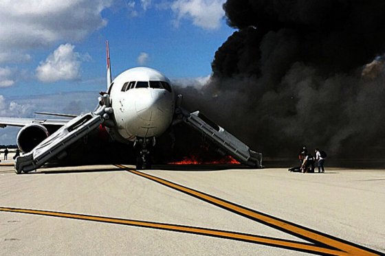 Al menos 15 heridos por incendio de avión mientras despegaba en EE.UU.
