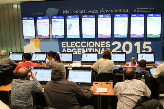 Argentina definirá en histórica segunda vuelta si elige a Scioli o Macri como presidente