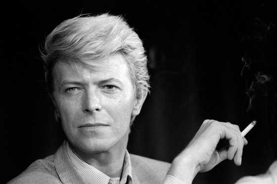 David Bowie deja el 50% de su fortuna a su viuda, la supermodelo Iman