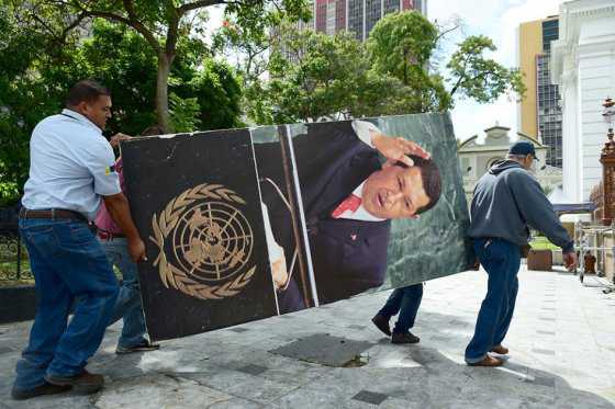 Oposición se disculpa por la forma en que retiró imágenes de Chávez y Bolívar del Parlamento