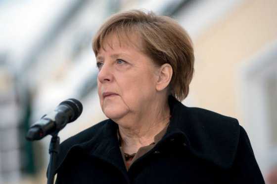 Merkel pide vigilar antisemitismo entre inmigrantes