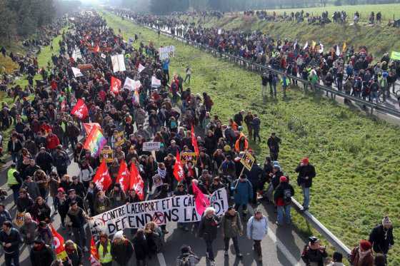Más de 10.000 franceses protestan contra construcción de aeropuerto en zona ecológica