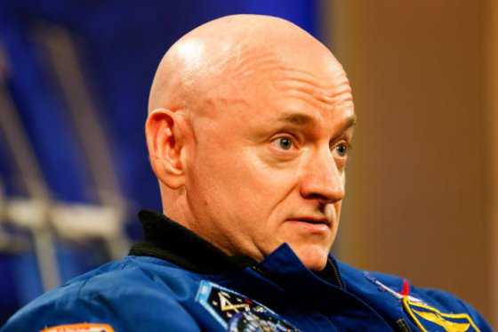 El astronauta Scott Kelly anuncia su retiro