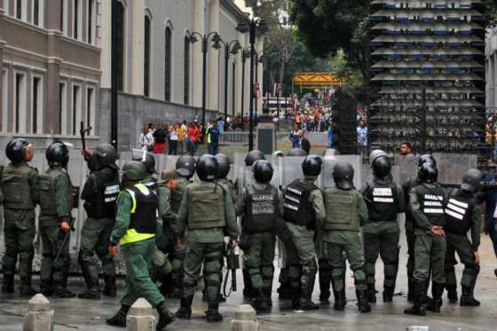 Choques entre chavistas y opositores venezolanos por referendo revocatorio