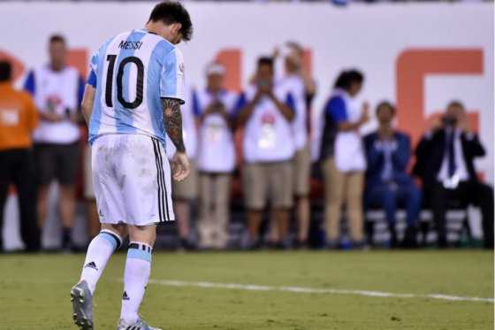 Frustrado, sin lograr ningún título, Lionel Messi renuncia a la selección de Argentina