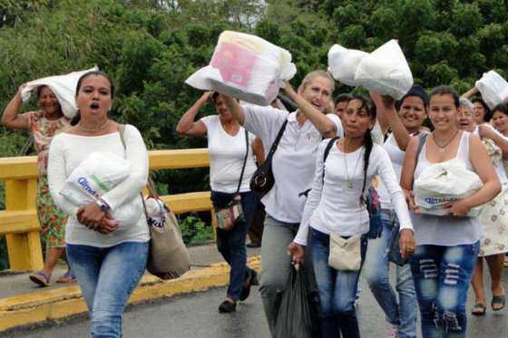 Multitud de venezolanos cruza frontera con Colombia por alimentos y medicinas