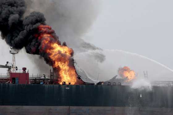 Buque de Pemex lleva 24 horas en llamas en el Golfo de México