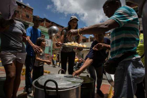 Venezolanos en Puerto Rico recolectan alimentos y medicamentos para su país