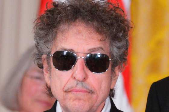 Tras otorgar Nobel de Literatura, Academia sueca no ha podido contactar a Bob Dylan