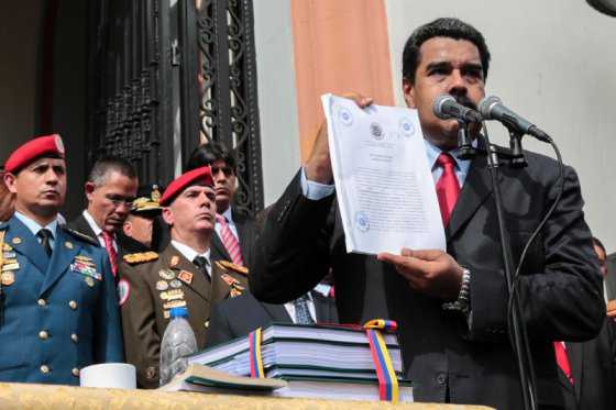 Maduro aprueba por decreto el presupuesto de 2017