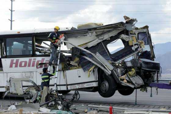Al menos 13 muertos en accidente de bus con un camión en California
