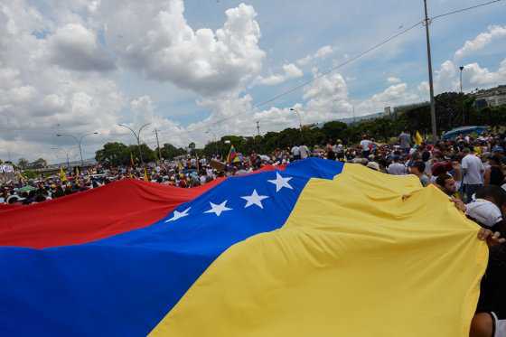 Gobierno acude a cita para diálogo en Venezuela, a la espera de oposición