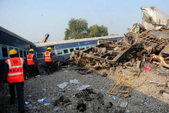 Más de 100 muertos en accidente ferroviario en India