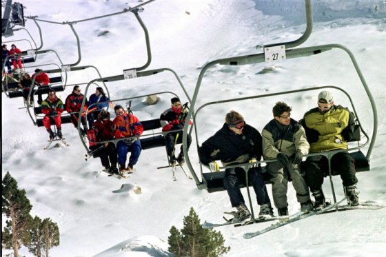 Evacúan a 120 personas atrapadas en telecabinas de estación de Esquí en Cervinia (Italia)