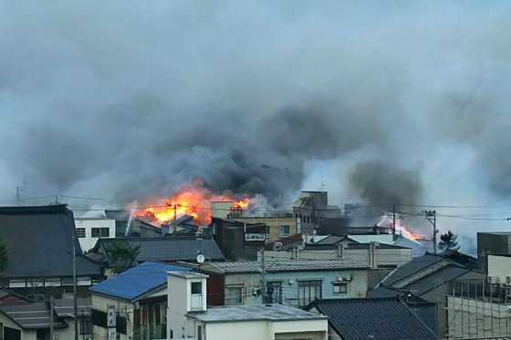 Incendio arrasa más de 140 viviendas en Itoigawa, Japón