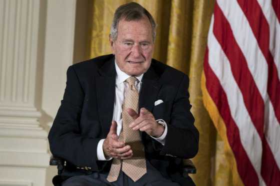 Dan de alta al expresidente Bush padre, hospitalizado por una neumonía