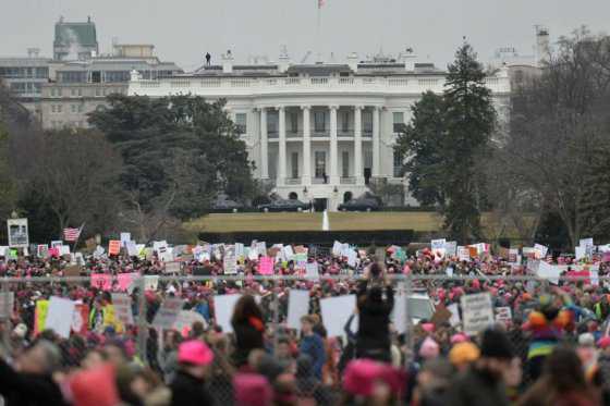 «¿Por qué esas personas no votaron?»: Trump responde a masivas marchas en su contra