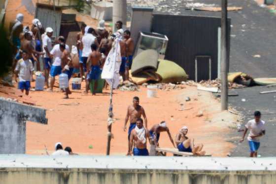 Encuentran tres túneles en cárcel brasileña, donde cientos de presos están amotinados