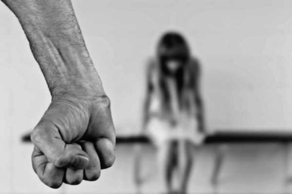 Despenalización de la violencia doméstica en Rusia inquieta a víctimas y asociaciones