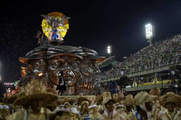 Otra tragedia en carnaval de Río: se desplomó pasarela de carroza con bailarines encima