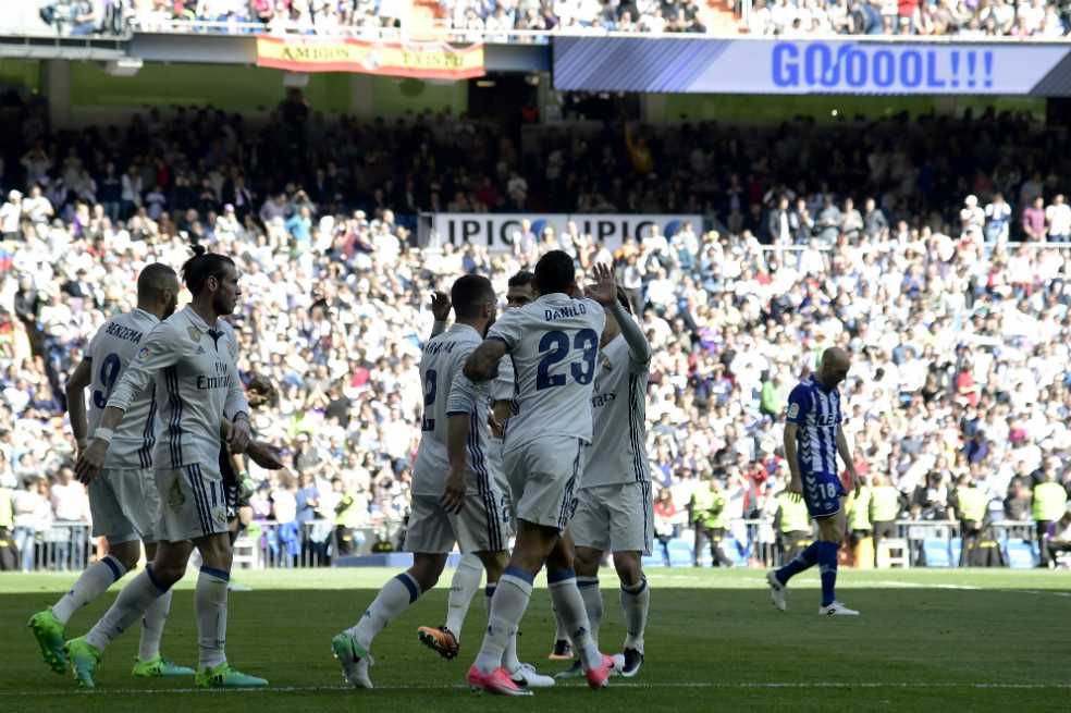 Real Madrid venció al Alavés y se mantiene líder en España