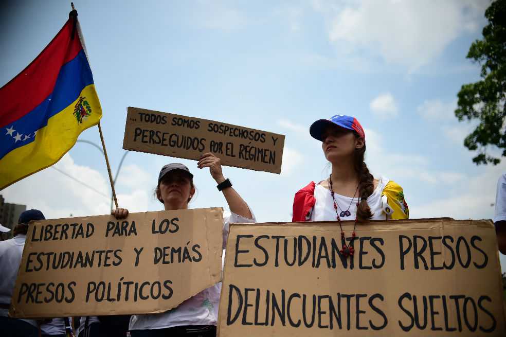 Oposición venezolana presiona a Maduro con «plantón» en las calles