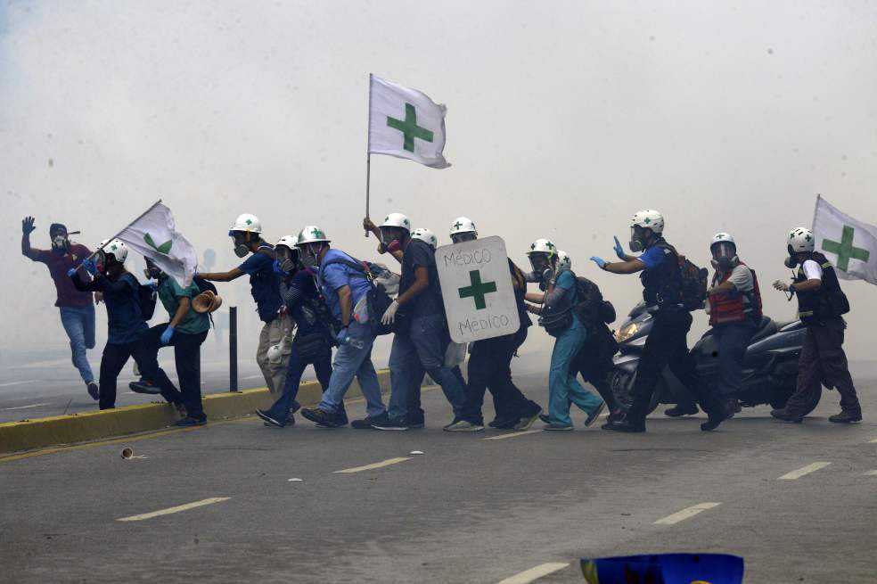 Médicos: los héroes anónimos de las marchas en Venezuela