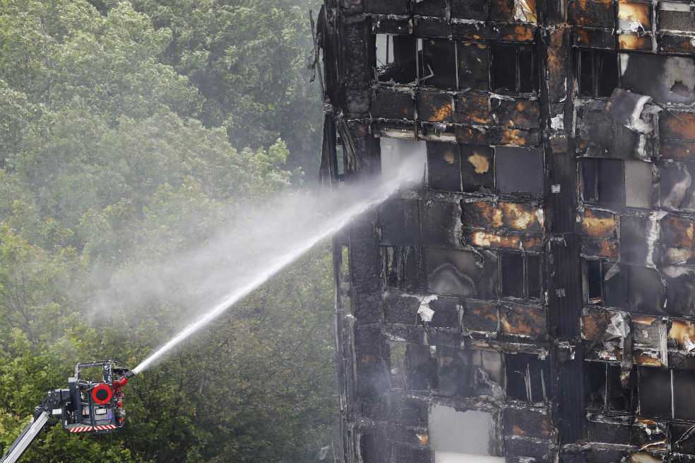 Aumentan a 30 los muertos por incendio en edificio de Londres