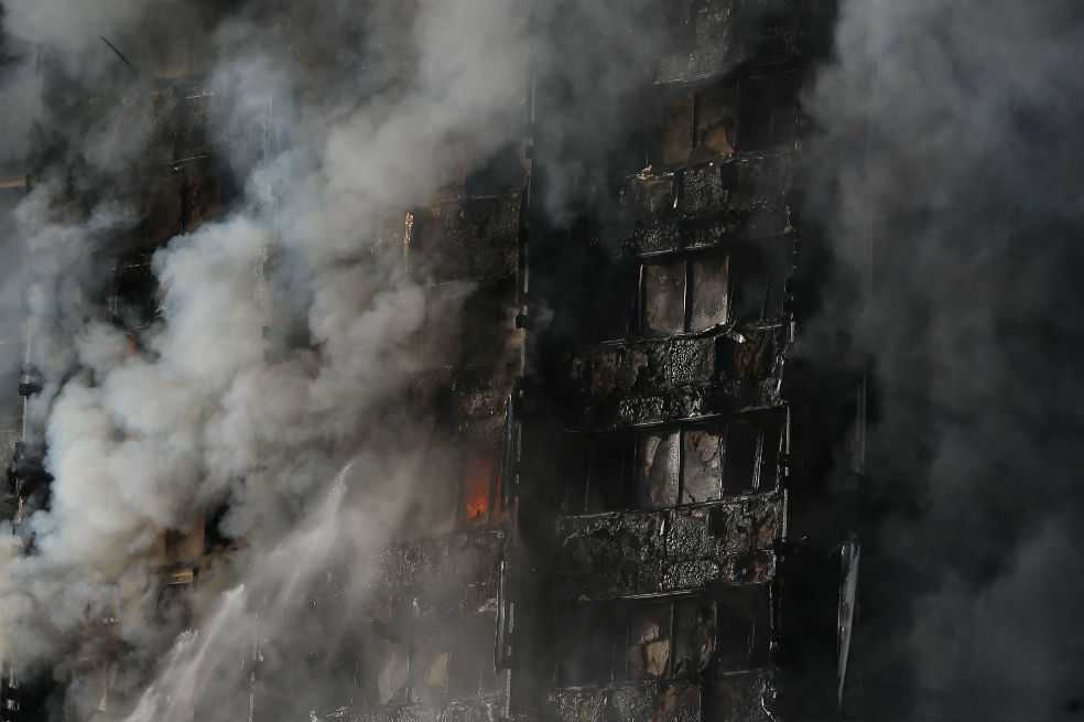 Autoridades quisieron ahorrar en renovación de torre incendidada en Londres