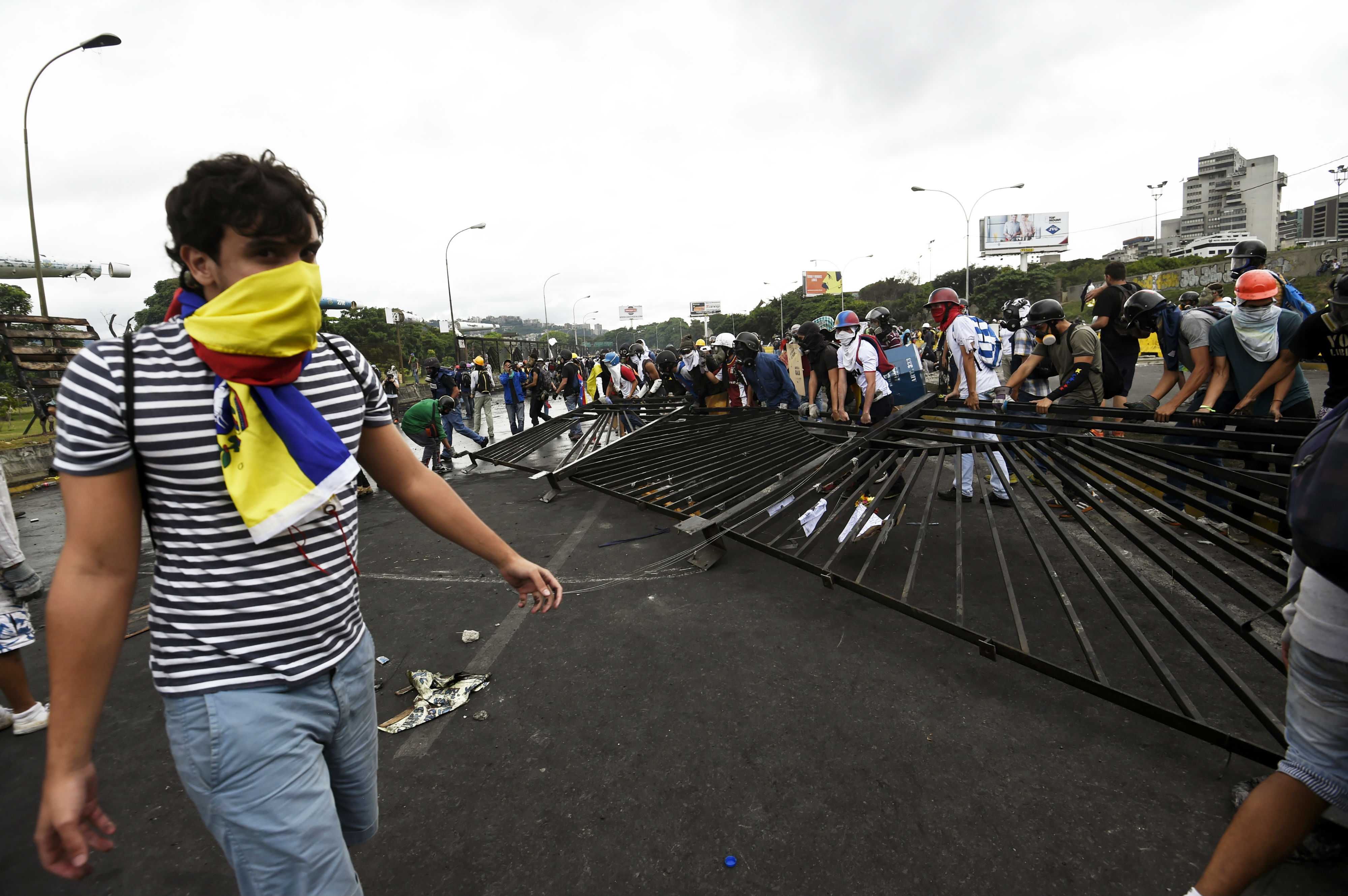Dispersan protesta en Caracas tras ingreso de manifestantes a base militar