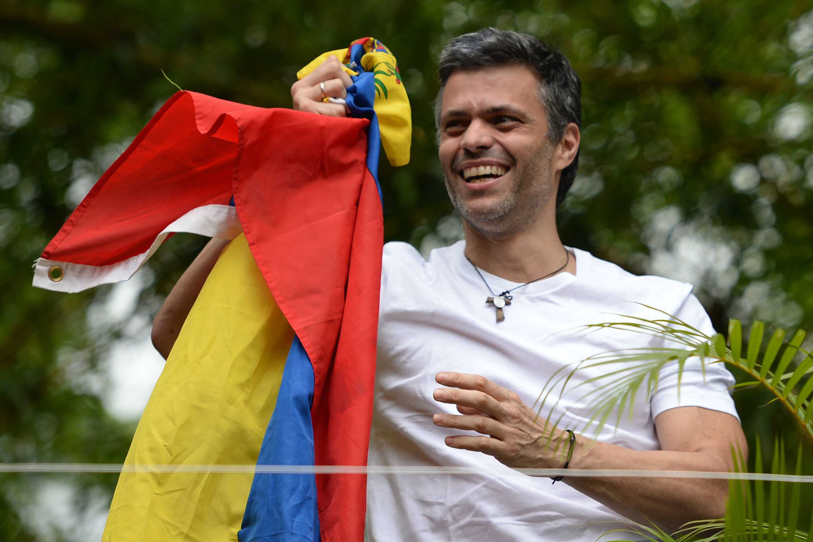 Leopoldo López aparece tras excarcelación y ondea bandera de Venezuela