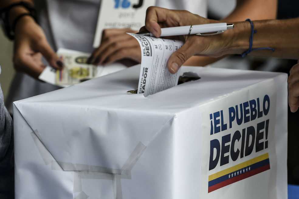 Opositores votan masivamente en plebiscito contra Maduro y su Constituyente