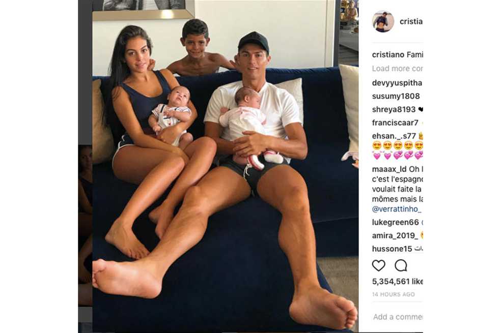 Cristiano Ronaldo publica una foto junto a su novia y sus tres hijos
